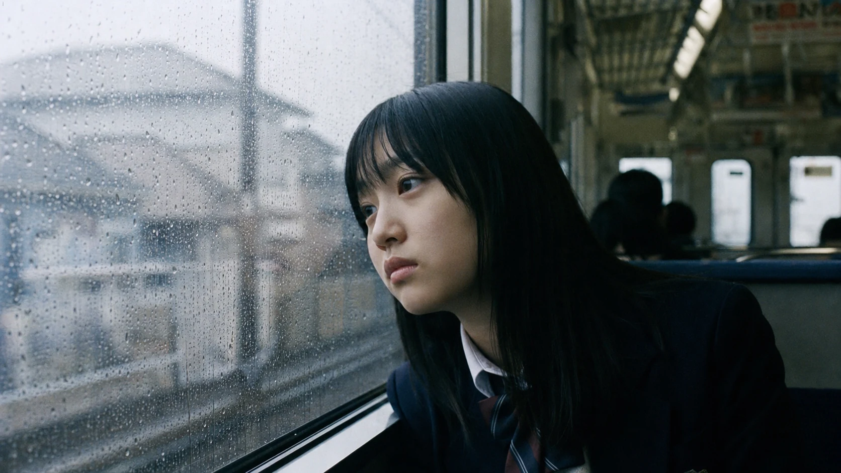 雨天车窗边的少女肖像